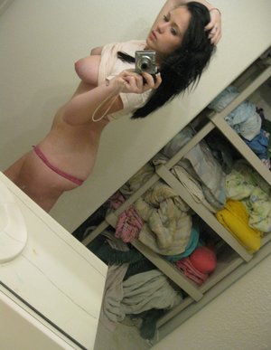 18 year old girl Ella Woods nudes on a vibrator after slowly removing clothing